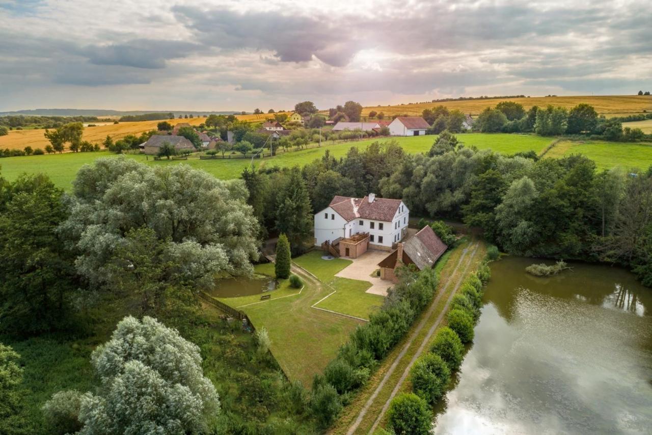 Buskovsky Mlyn 1580 Hotell Dolní Bousov Eksteriør bilde
